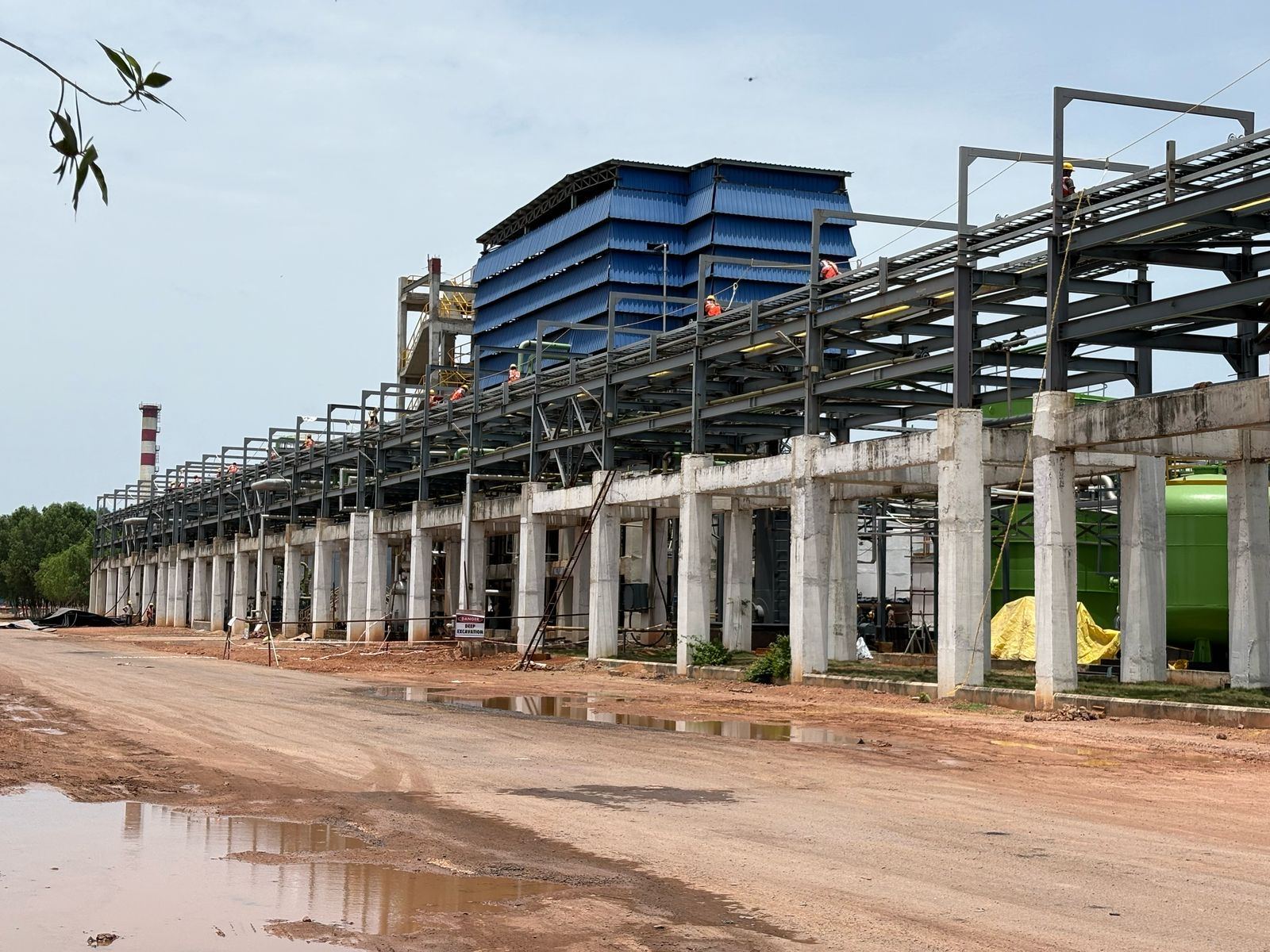Overhead cable tray and conduit installation