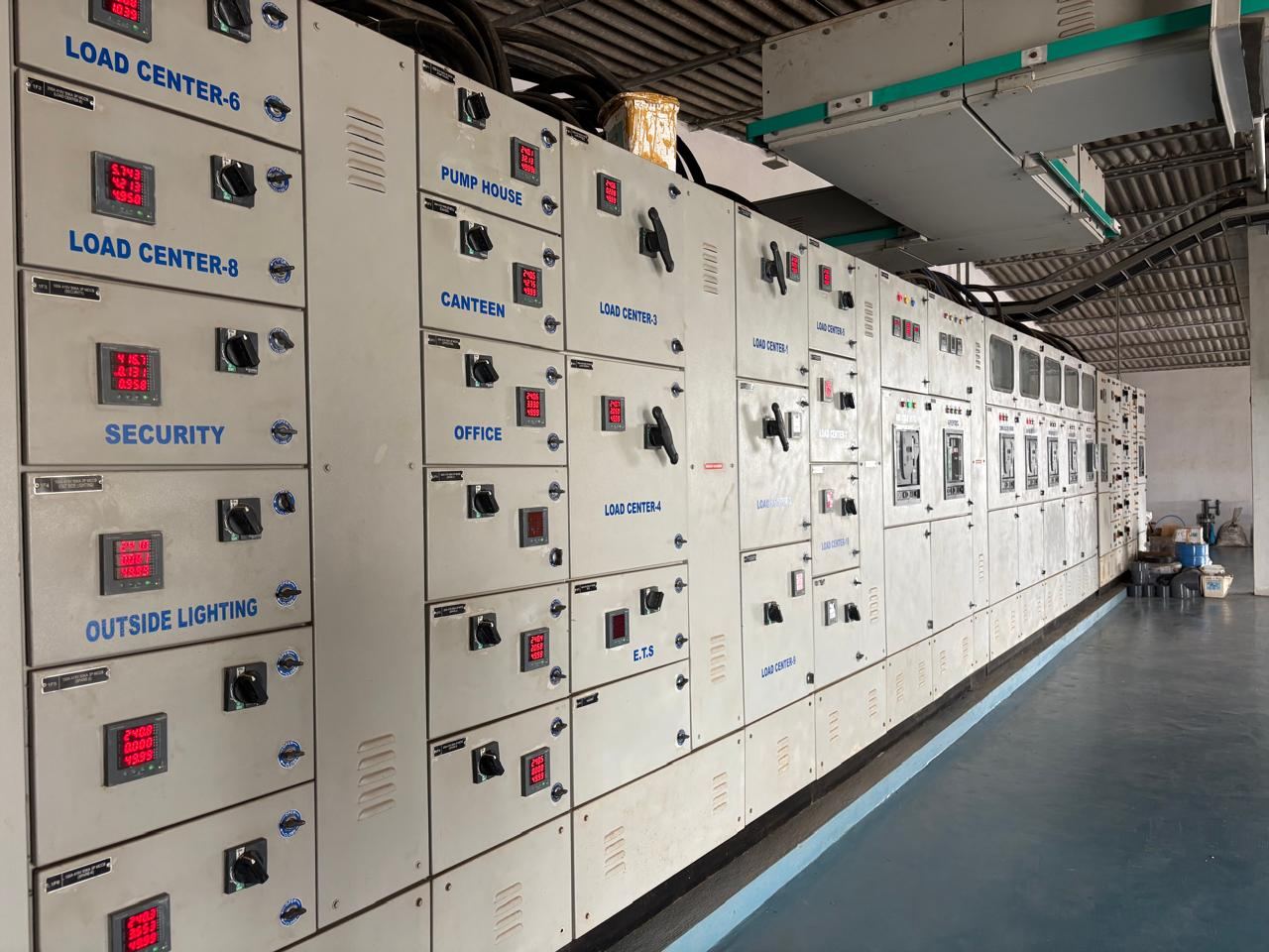 Container loaded with cable coils and wire mesh trays